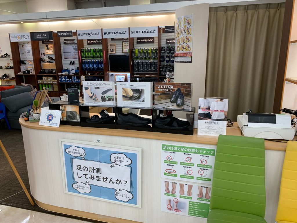 シューマート長野稲里店内に あしる というブースというか店舗があります 足に悩みのある方は行ってみてはどうでしょう